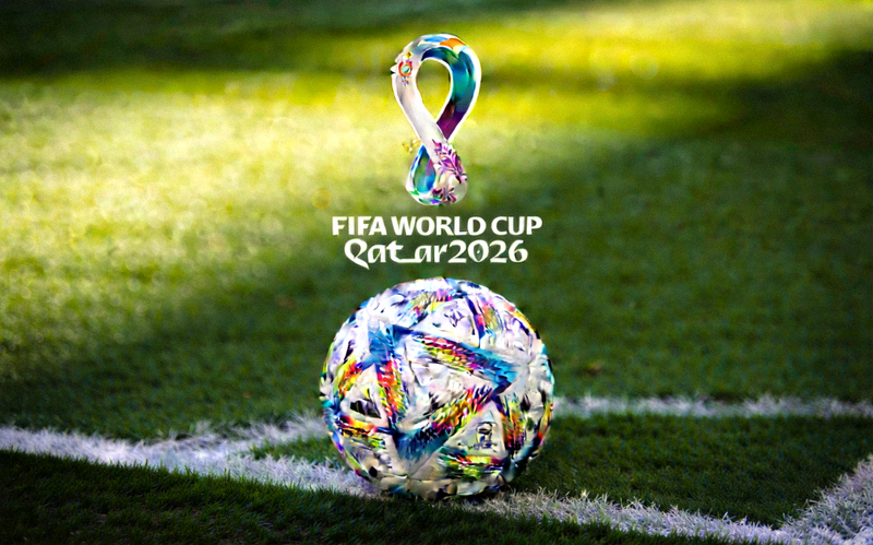 2026世界杯官方Logo与足球在绿茵场上的特写